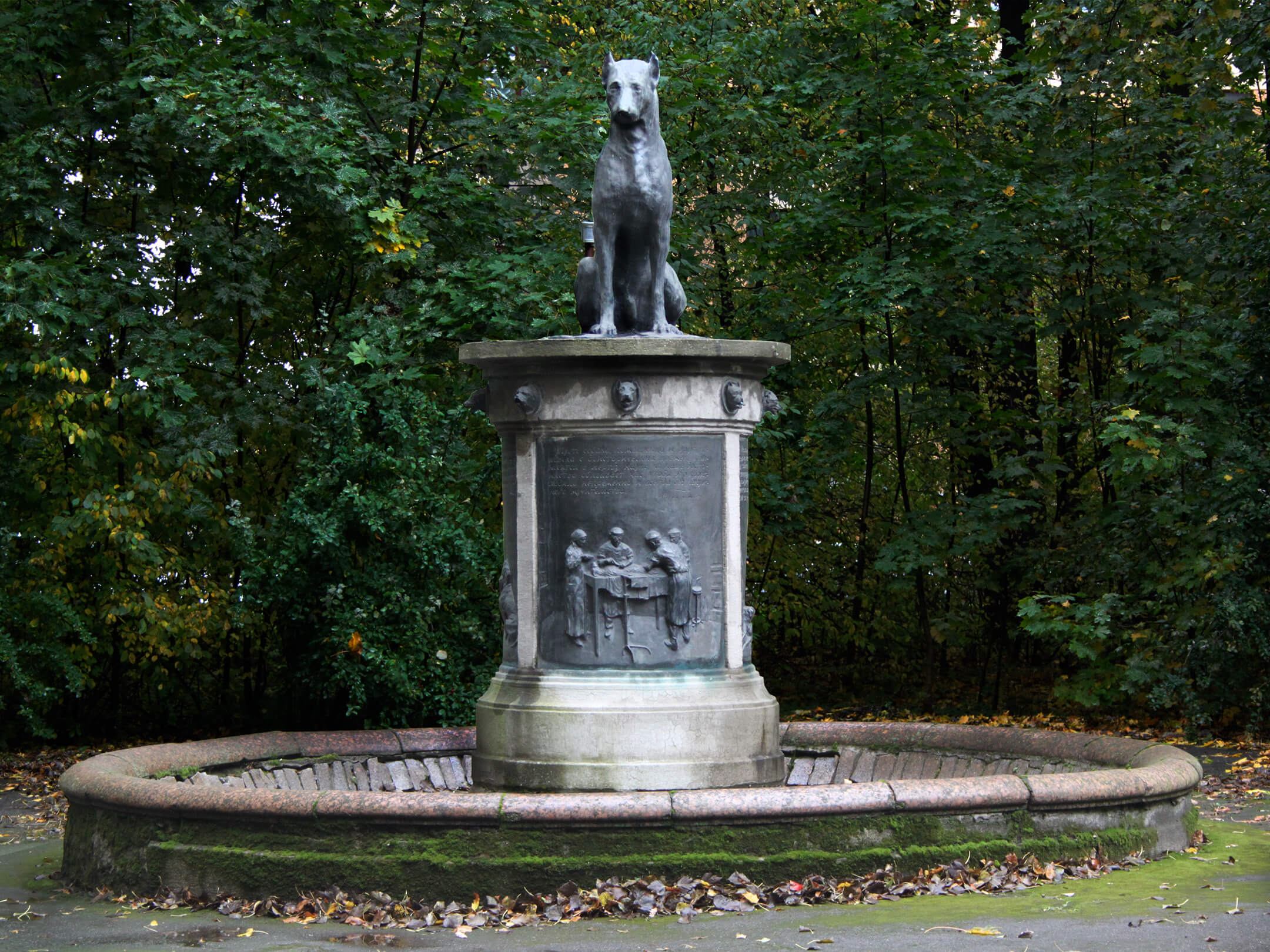 Памятник собаке на территории Института экспериментальной медицины